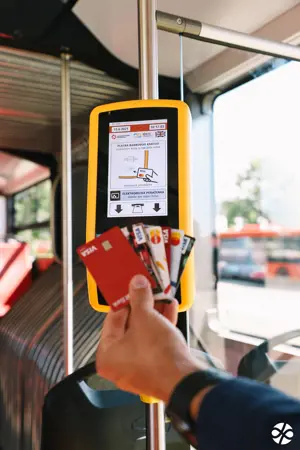 Na cestovný lístok postačí platobná karta! Dopravný podnik spúšťa službu „Kartuj“ 
